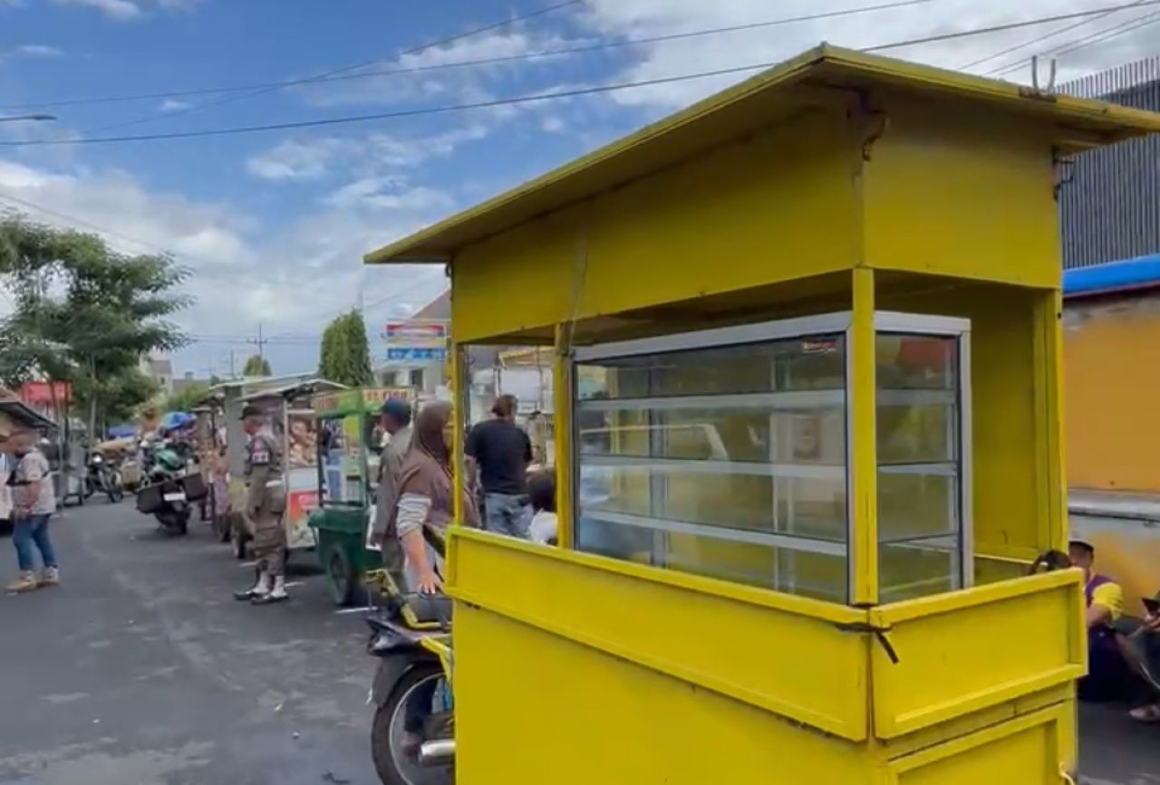 Alun Alun Jember direnovasi Bagaimana Nasib Ratusan PKL ?