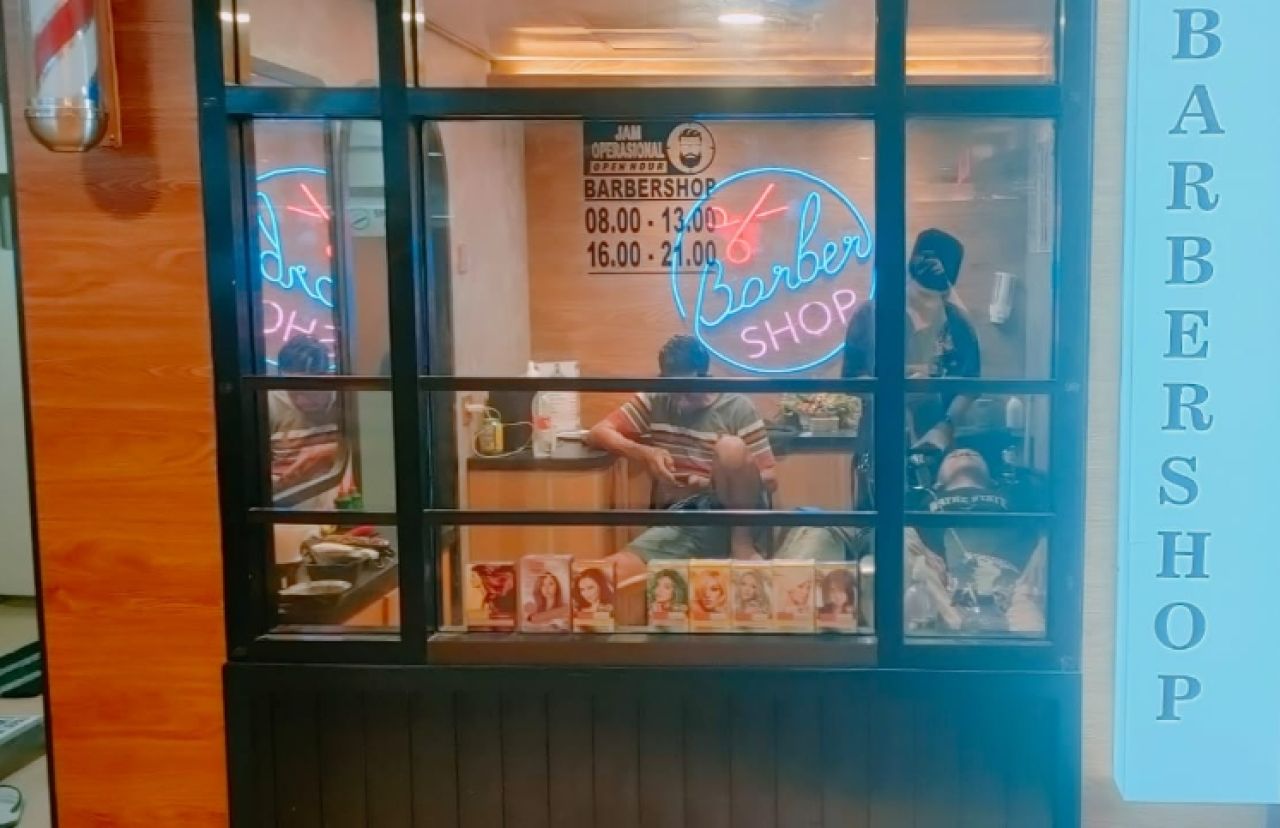Keterangan Gambar: Barbershop diatas KM Dharma Kartika V 