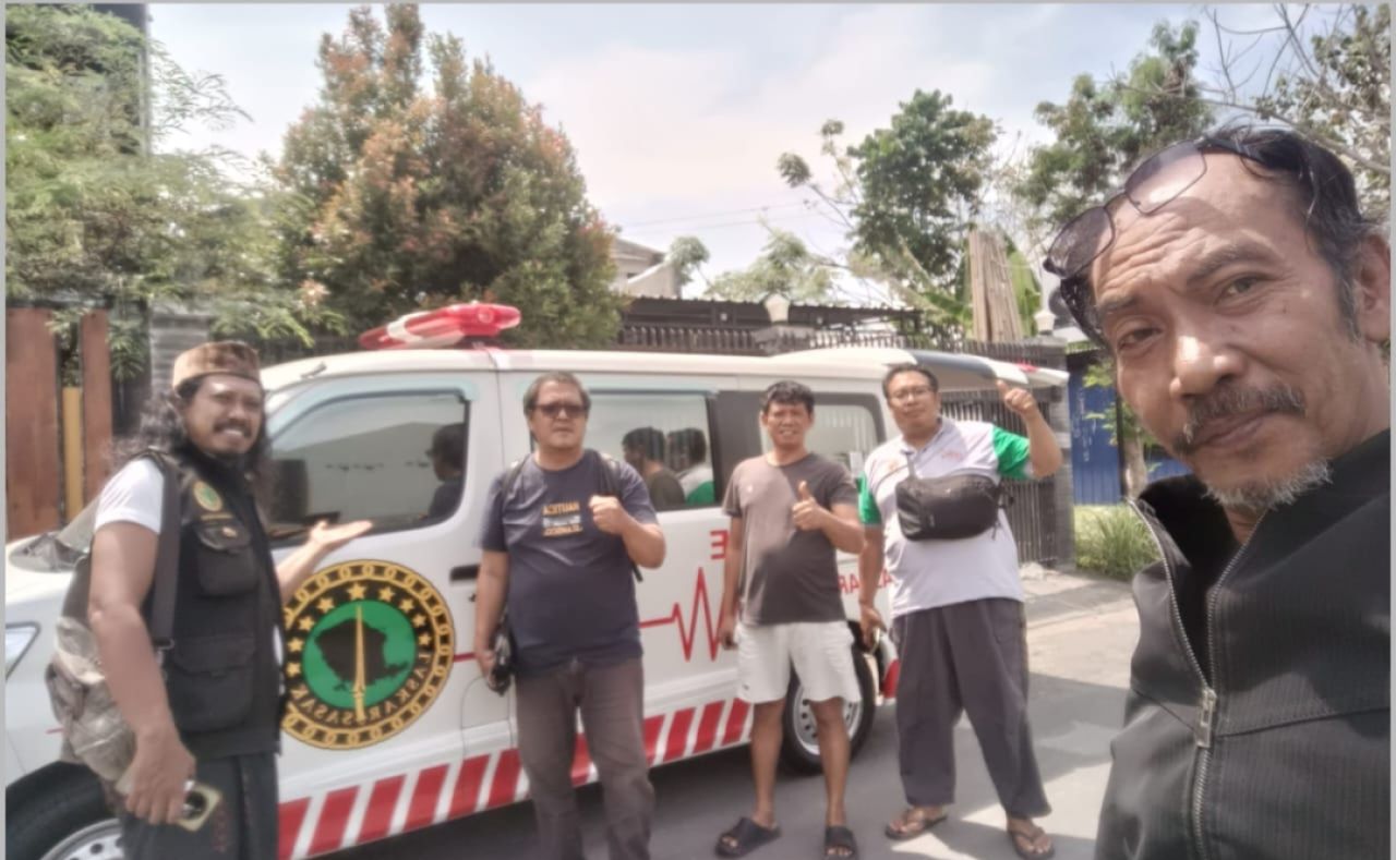 Keterangan Gambar: Ketua Laskar Sasak Lalu Ali Sadikin bersama Kru JatimUpdate.id 