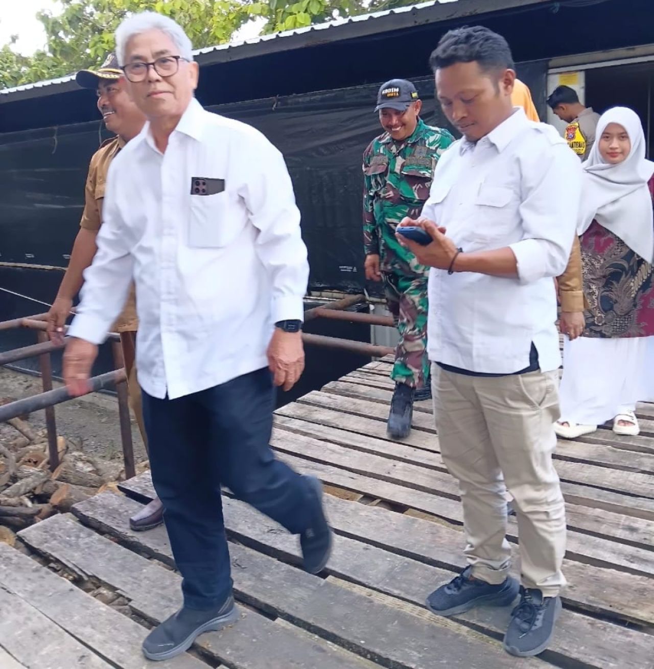Caption: Prof Zainuddin Maliki lakukan kunjungan lapang di Peternakan Ayam Pedaging yang dikelola BUMDesa Desa Banyu Urip, Kec. Sinori, Kab. Tuban, Senin Sore (15/12/2025)