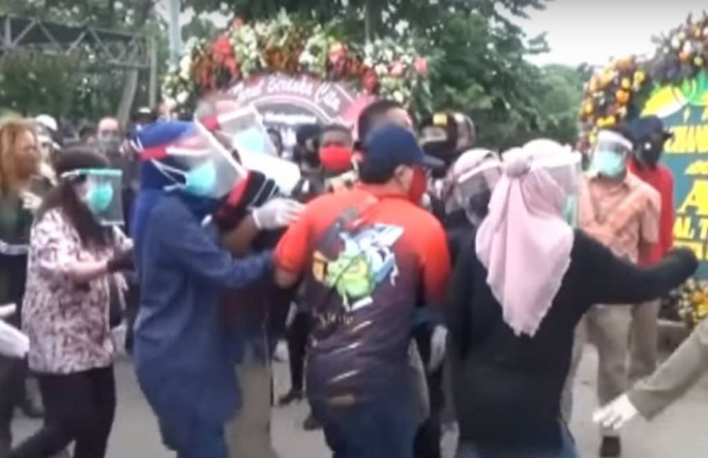 Wali Kota Surabaya Tri Rismaharini Pingsan Saat Hadiri Pemakaman Chandra Oratmangun