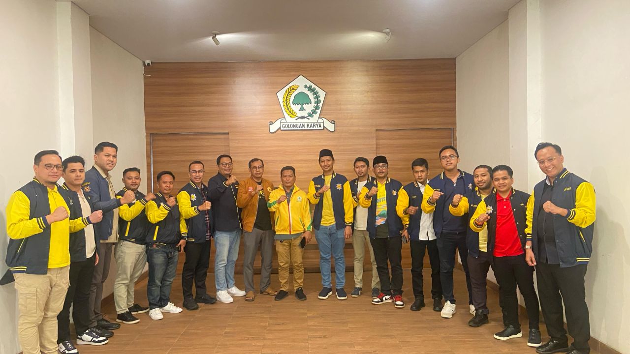 Ketua Pratama DPD I Partai Golkar Jawa Timur saat menyambut kedatangan DPP AMPI yang sedang melakukan roadshow dan tur tiga daerah di Jwa, yakni Jawa Tengah, DI Yogyakarta, dan Jawa Timur. Sumber foto : AMPI Media Centre