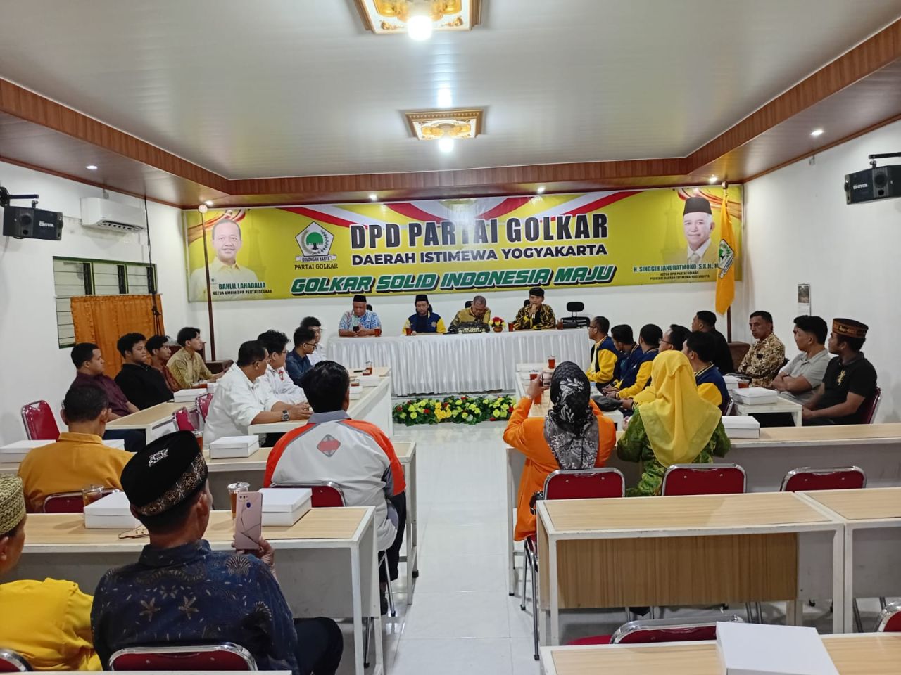 Jajaran Pengurus DPD I Partai Golkar DI Yogyakarta saat menyambut kedatangan DPP AMPI yang sedang melakukan roadshow dan tur tiga daerah di Jwa, yakni Jawa Tengah, DI Yogyakarta, dan Jawa Timur. Sumber foto : AMPI Media Centre