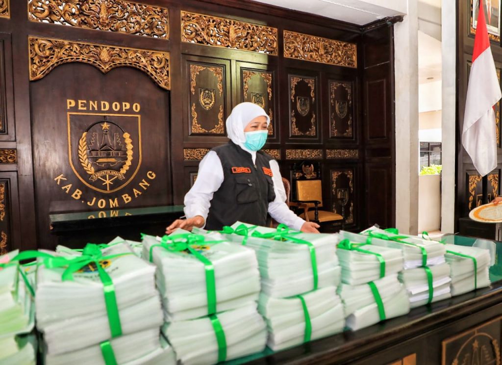 Khofifah Serahkan Bantuan Untuk UMKM di Jombang