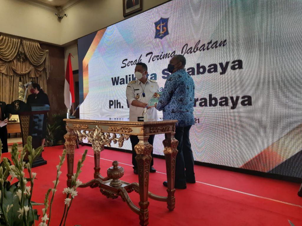 Whisnu Melakukan Serah Terima Jabatan ke Plh Walikota Surabaya