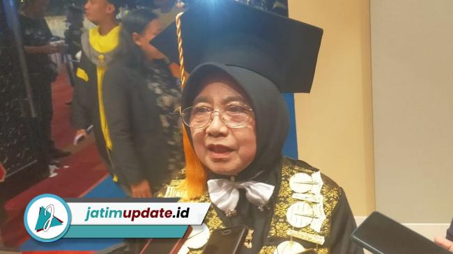 1572 Wisudawan Universitas Terbuka Surabaya Resmi Dikukuhkan