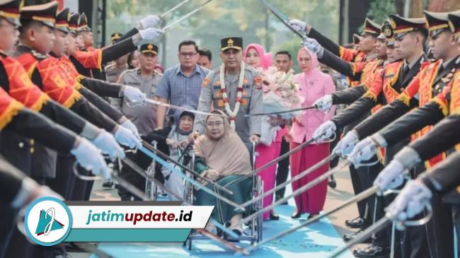 Sehari Sebelum Serah Terima Jabatan, Kapolda Jatim Yang Baru Pulang Ksmpung Dan Ziarah Makam Keluarga di Bojonegoro